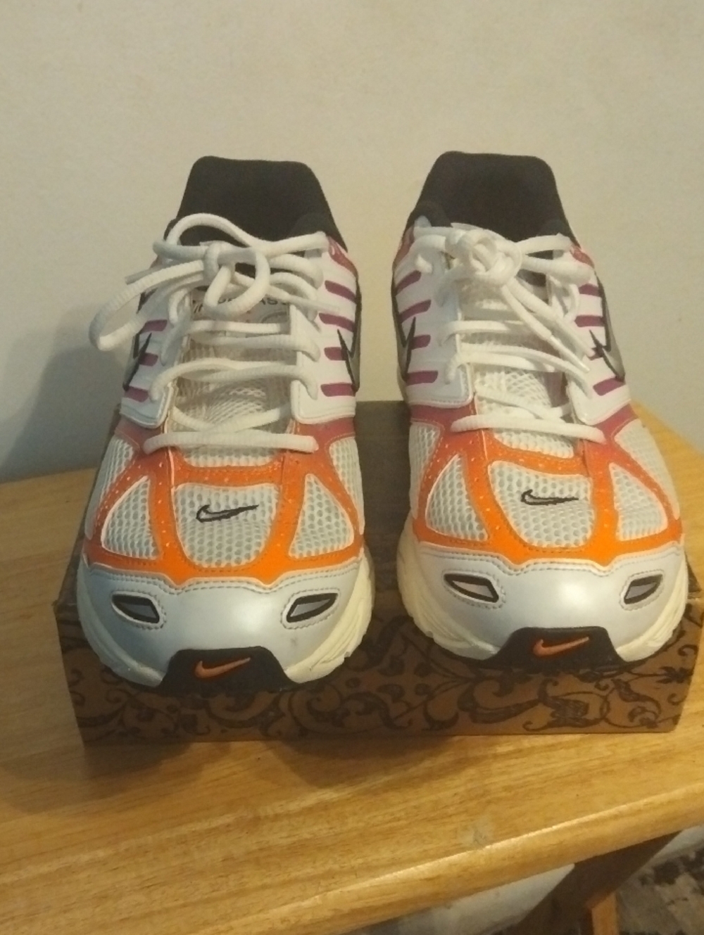 Nike Mens White, Orange and Purple Athletic Sneakers.10.5